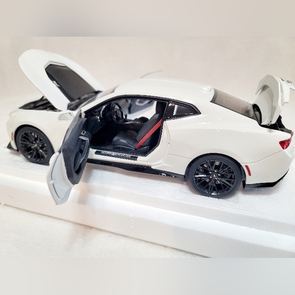 AUTOart Chevrolet Camaro ZL1 Summit White 1/18 Composite Diecast Model Car 71206 - Picture 8 of 16